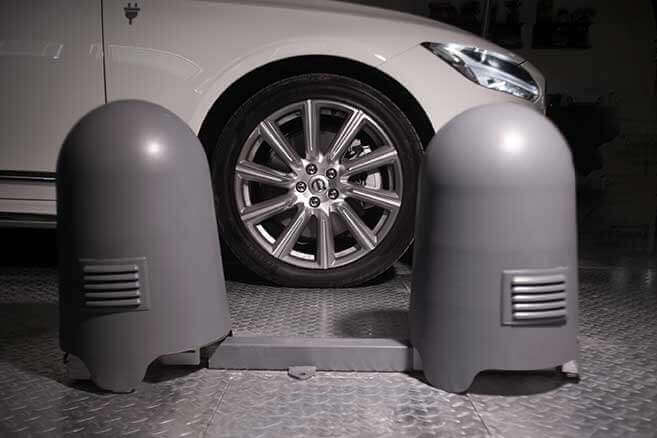 Artemis. Wheels. Minions. UVeye's dedicated automated tire scanning device, applicable for Automotive Solutions, offering coverage throughout the vehicle lifecycle.